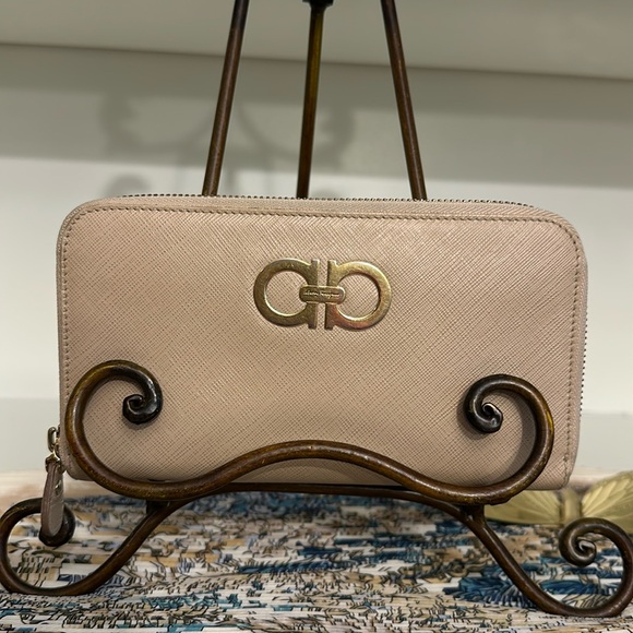 💕 Ferragamo Gancini Zippy Around Leather Wallet💕